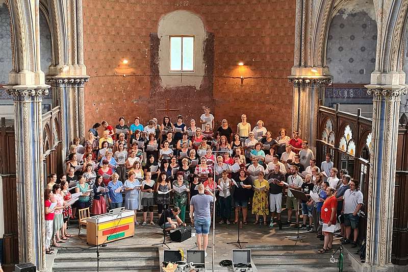 Letos již po třicáté prvé se sejde 120 dospělých a 70 dětí z celé ČR i zahraničí, aby pod vedením profesionálů týden pilně nacvičovali