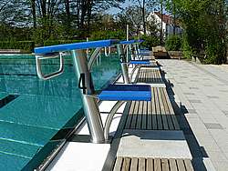 Přelivný žlab na kratší straně bazénu