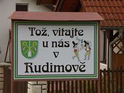 Cedule na začátku obce Rudimov na Moravských Kopanicích