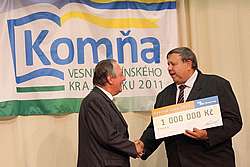 Starosta Komni Karel Navrátil přebírá cenu za první místo ve Zlínském kraji, cenu předává hejtman Stanislav Mišák