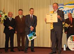 Karel Navrátil, starosta obce Komňa přebírá ocenění SMO