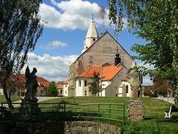 Hnanice v roce 2010 s opraveným poutním kostelem sv. Wolfganga