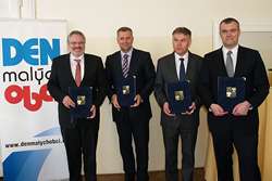 Podmínky soutěže Vesnice roku 2013 slavnostně podepsali a vyhlásili
představitelé vyhlašovatelů – zleva Dan Jiránek (předseda SMO ČR),
ministr zemědělství Petr Bendl, Eduard Kavala (předseda SPOV ČR) a Michal
Janeba, náměstek ministra pro místní rozvoj.