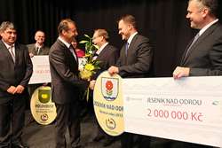 Starosta vítězné obce přebírá ocenění