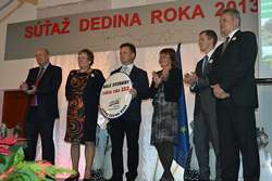 Představitelé obce Malé Dvorníky převzali titul Dedina roka 2013