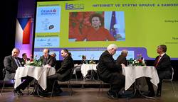 Komisařka Neelie Kroes loni promlouvala pouze ze záznamu, letos se do Hradce chystá osobně