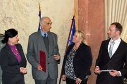 Zleva ministryně V. Jourová, J. Vačkář, náměstkyně K. Dostálová a 1. náměstek D. Braun při jmenování prezidenta soutěže Vesnice roku