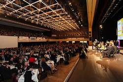 Nabitý sál při slavnostním zahájení konference ISSS 2014