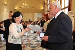 Předávání ocenění v Míčovně Pražského hradu, předává ministryně Věra Jourová