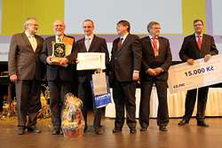 Zástupci obce Tisá přebírají ocenění ve Zlatém erbu 2014