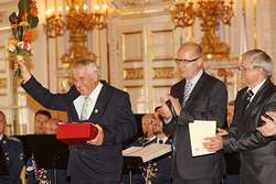 Z rukou předsedy vlády Bohuslavy Sobotky převzal ocenění starosta obce Veselí, Oldřich Valenta