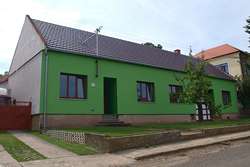 3. Běžný selský dům byl upravován již dříve, místo dvou úzkých oken bylo
vloženo jedno trojdílné. V současné době byl zateplen monotónně v jedné
barvě, bez ostění a bez dalších prvků lidového tvarosloví, s novými
plastovými okny. Celkový ráz budovy však zůstal původní.