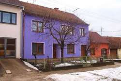 5. Zateplený patrový dům je příkladem nevyrovnaně řešeného a barevně
výrazného průčelí.