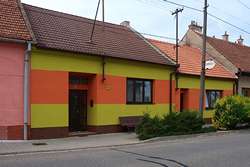 6. Zateplení bývá příležitostí k odvážným barevným kombinacím.