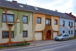 9. Vliv architekta Hundertwassera na výtvarné pojednání průčelí se projevuje
i u nás.