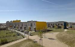 Soubor domů v Husinci (UNIT architekti) rehabilituje veřejný prostor (park, náměstíčko) a poskytuje různorodé bydlení (nájemní domy, dvojdomky, řadové a atriové domky).