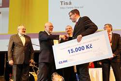 Projektový koordinátor sdružení CZ.NIC Jiří Průša předává zástupcům obce Tisá v rámci slavnostního ceremoniálu soutěže Zlatý erb v Hradci Králové Zvláštní cenu sdružení CZ.NIC