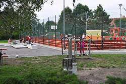 Nový sportovní areál zahrnuje víceúčelové hřiště, dráhu pro inline bruslení, skatepark, fitnes a dětské hřiště