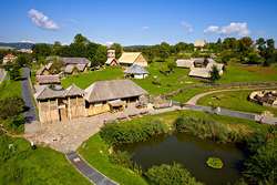 Letecký pohled na archeoskanzen v Modré