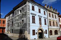 Historické budovy na náměstí v Prachaticích