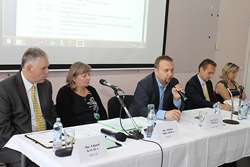 Ministr zemědělství Marian Jurečka odpovídá na dotazy účastníkům semináře