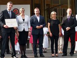 Společná fotografie – starosta vítězné obce a zástupci organizátorů – Karla Šlechtová, Marian Jurečka, Veronika Vrecionová a Pavel Drahovzal