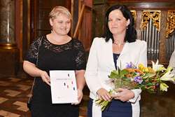 Knihovnice Markéta Kuběnová a starostka Dagmar Novosadová z Kunína