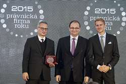 Zástupci KVB advokátní kanceláře při přebírání ocenění „Regionální právnická firma roku 2015“