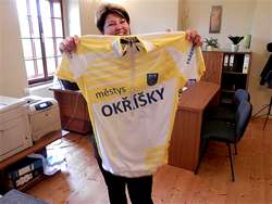 Městys Okříšky (Kraj Vysočina) doplnil nabídku cyklistických dresů s místním obecním znakem vzkazem: „Věříme, že se vám budou dresy líbit a budete v nich propagovat Okříšky na svých cyklistických vyjížďkách.“ (zdroj: Okrisky.cz)
