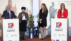 Generální tajemník konference Habitat III. Joan Clos a ministryně Karla Šlechtová na tiskové konferenci