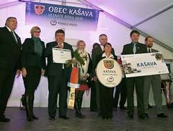 Hejtman Zlínského kraje Stanislav Mišák, ministryně Karla Šlechtová a představitele obce Kašava společně s dalšími organizátory soutěže
