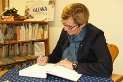 Ministryně pro místní rozvoj Karla Šlechtová zapsala do obecní kroniky mj.: Přeji Kašavě mnoho šťastných lidí, úsměv na jejich tvářích a takové vedení, kterému jde o rozvoj obce a její občany. A to nyní máte!