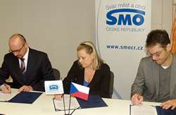 Společné memorandum k rozpočtovému určení daní podepsali František Lukl (SMO ČR), Veronika Vrecionová (SPOV ČR) a Stanislav Polčák (SMS ČR)