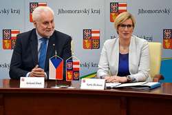 Ministryně Karla Šlechtová a hejtman Bohumil Šimek při setkání v Jihomoravském kraji