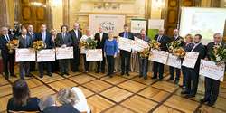 Představitelé obcí, které získaly oranžovou stuhu v krajích
