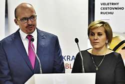 Na tiskové konferenci při příležitosti veletrhů cestovního ruchu v Brně,
informovali F. Lukl, předseda SMO ČR, a J. Vildumetzová, předsedkyně AK ČR, o jednání
s ministerstvy pro místní rozvoj a dopravy, mj. o nesouhlasu s placením mýtného na
silnicích I. třídy
