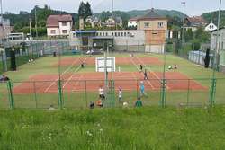 Sportovní hřiště s víceúčelovým povrchem slouží nejenom dětem, ale i veřejnosti