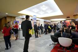 Na chodbách i ve výstavních expozicích je rušno prakticky stále