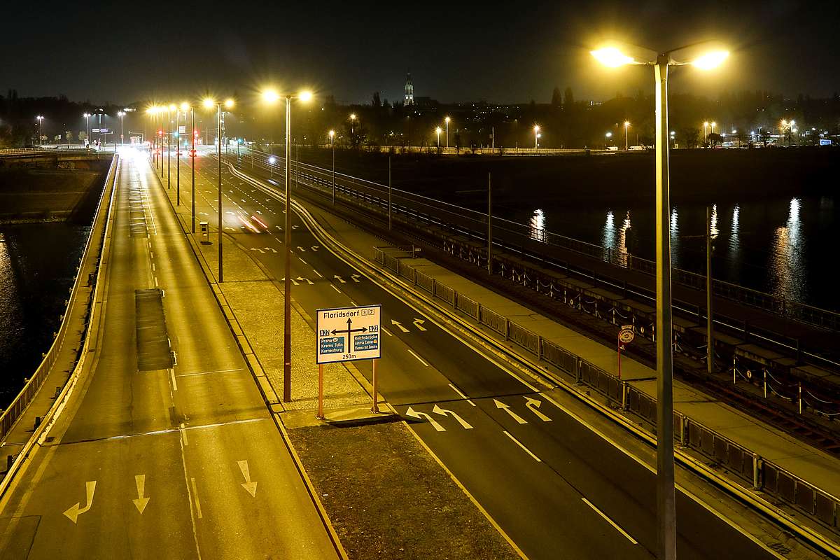 Osvětlení Floridsdorfer Brücke, pohled směrem na Floridsdorfer Hauptstraße resp. Wasserpark před výměnou za LED svítidla