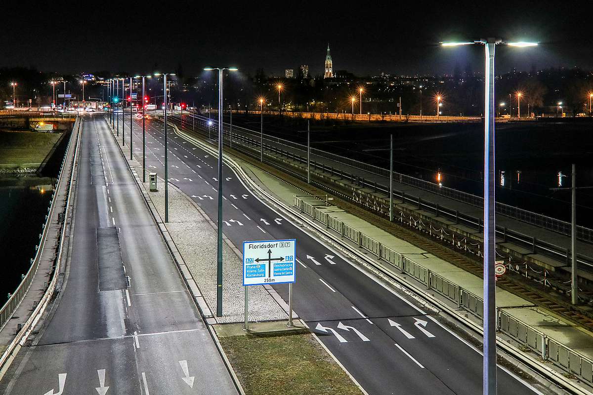 Osvětlení Floridsdorfer Brücke, pohled směrem na Floridsdorfer Hauptstraße resp. Wasserpark po výměně za LED svítidla