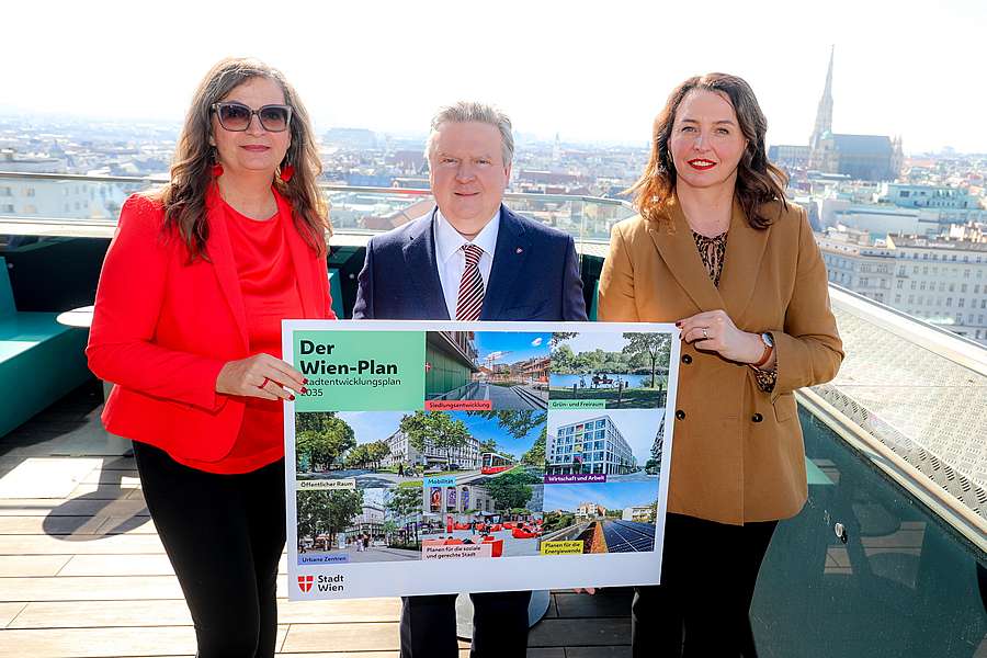 Představení rozvojového plánu, starosta Michael Ludwig, radní pro plánování Ulli Sima a mluvčí pro oblast urbanismu strany NEOS, Selma Arapovic (© Stadt Wien/Christian Fürthner)